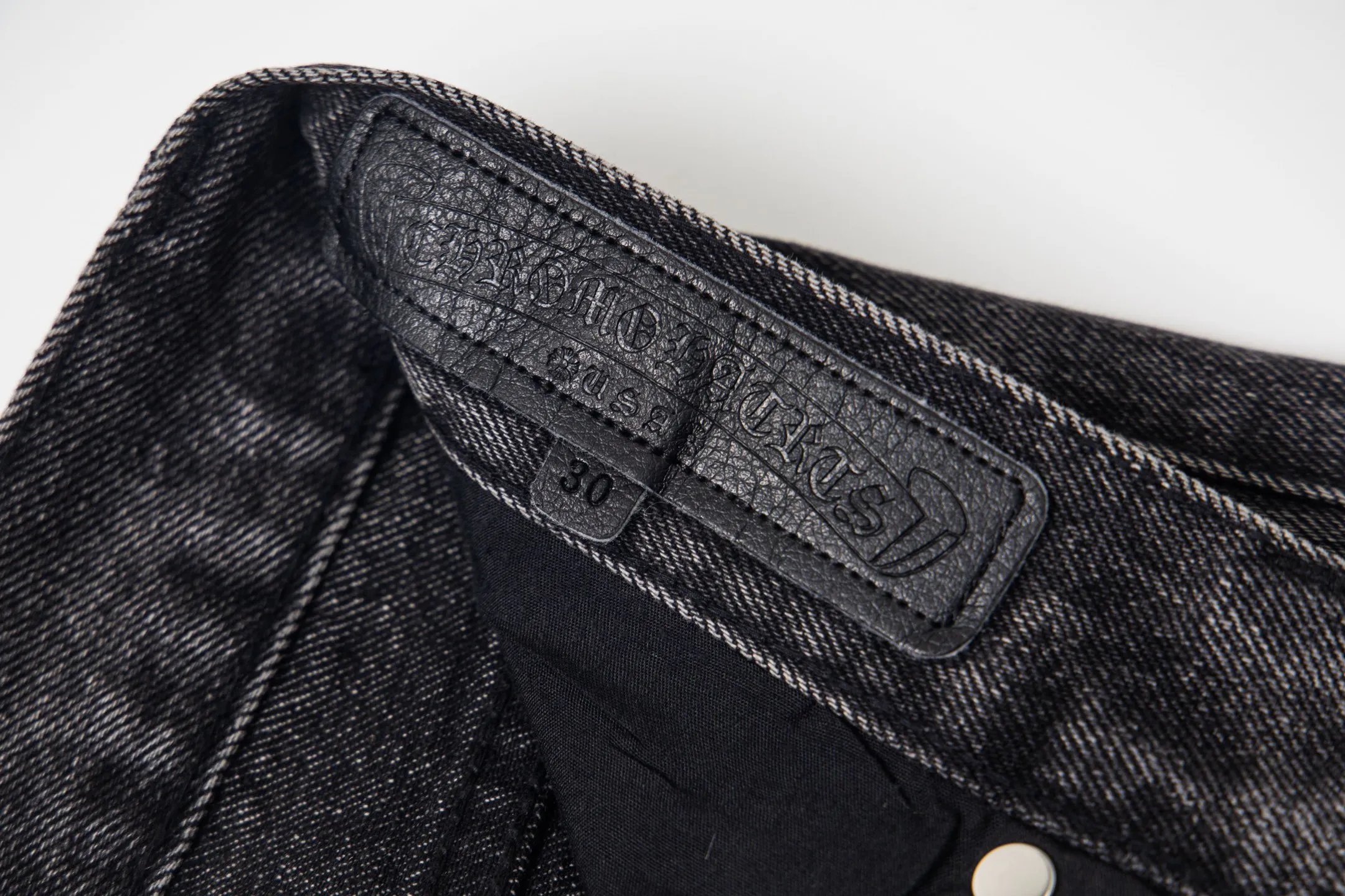 P290 Chrome Hearts Chrome Hearts Black Pinduo Black Leather Big Devil Cow King Jeans CH jeans need to be washed before being dismantled and hand-stitched with sheepskin cross leather and then spliced to complete. The whole piece has too much craftsmanship to describe. About Chrome Hearts This is an extremely luxurious fashion brand that can also be called the nobility of the high street. It has always been an exclusive brand for some hipsters or the second generation of rich people. Compared with ordinary high streets, it is more luxurious and noble. Compared with luxury brands, it has a more fashionable personality. It has always been a brand that I have a special liking for. Style number: 1769# Color: black Size: 28 30 32 34 36